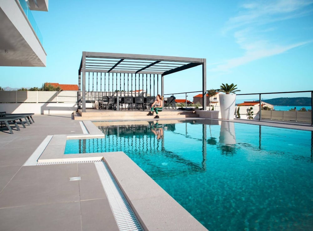 Sunset Serenity Villa With Pool, Gym and Sauna