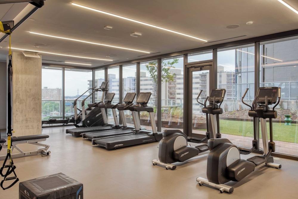 Sleeps 16 Brand New Austin High Rise w/ Rooftop Pool, Gym, Yoga Studio & More!