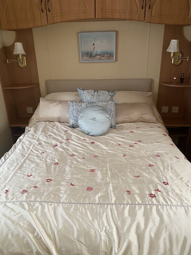 Stunning 2 Bedroom Static Caravan set in 60 Acres view 4
