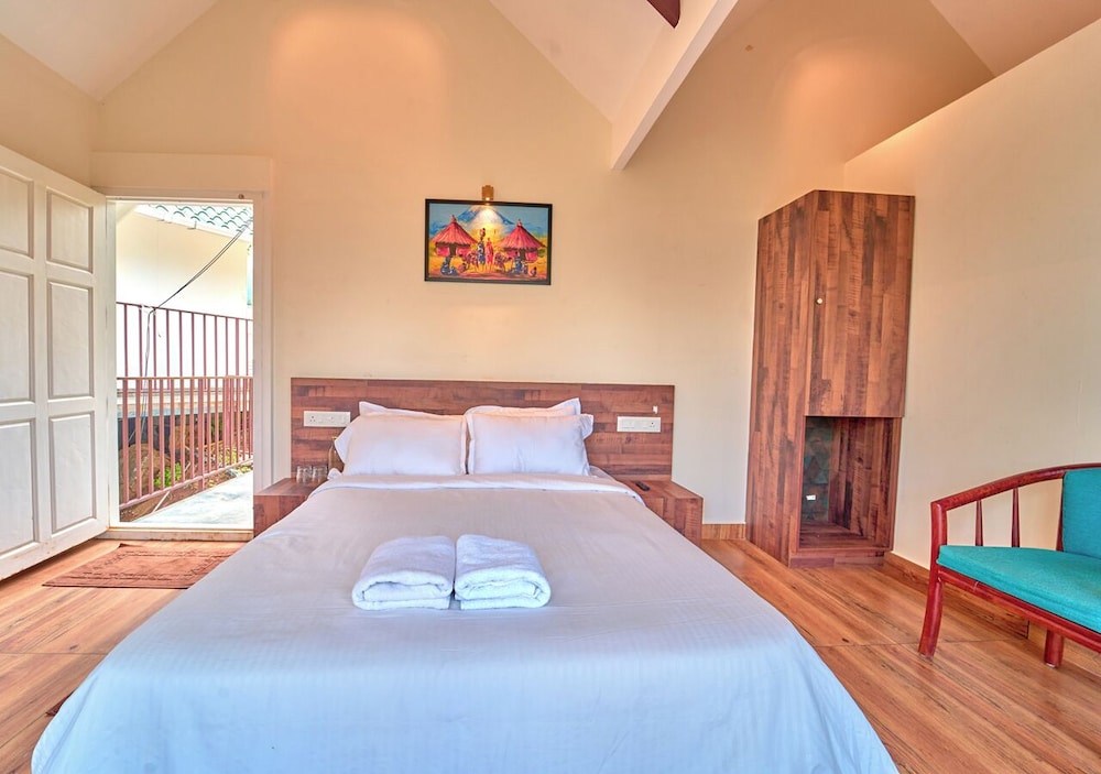 Gardenia Kanthalloor by VOYE HOMES