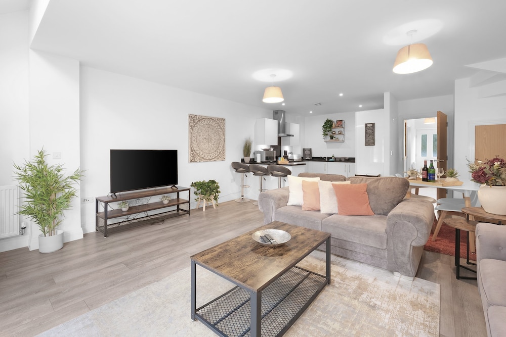 Spacious 6 Bedroom House in Denton Way