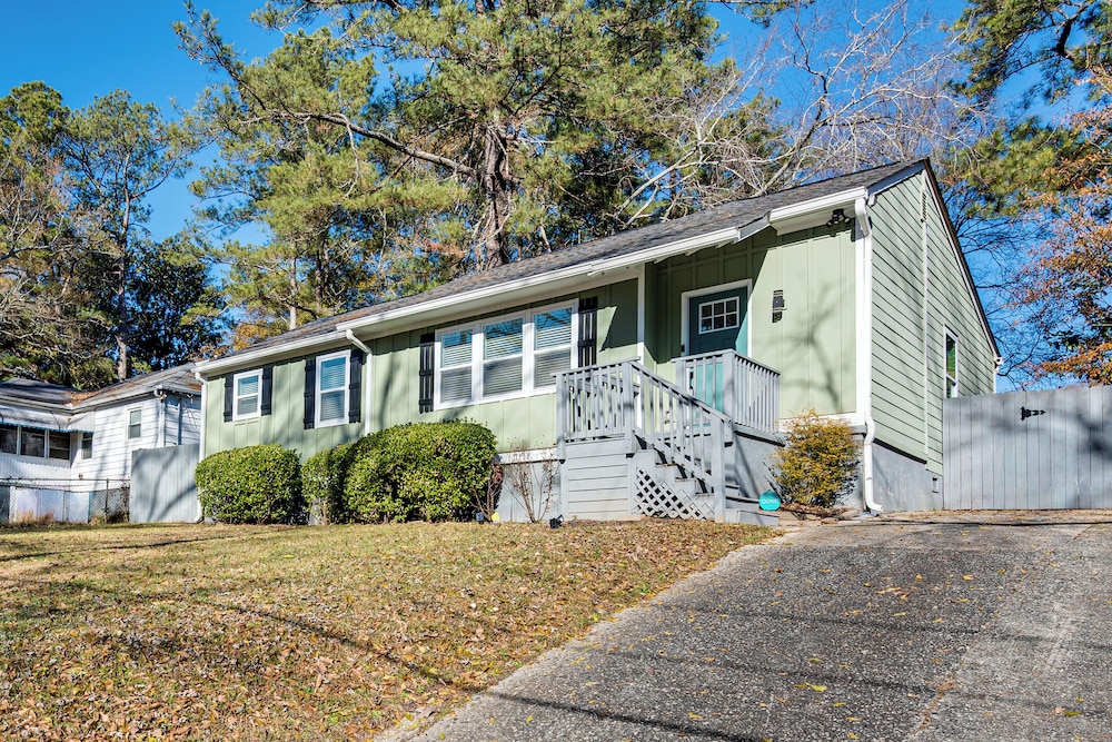 7 Mi to Dtwn Atlanta! Lovely Home w/ Backyard