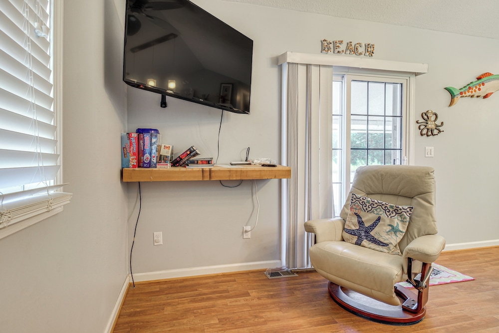 3 Mi to Icw: Coastal Carolina Home w/ Pool Access