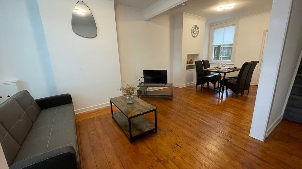 House - Sleeps 6 - Garden - Parking