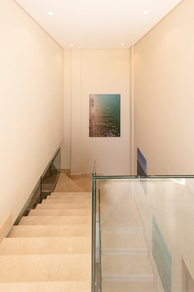Xuru Stays I Exotic 1bdr w/ Outdoor Terrace Pool & Beach Access