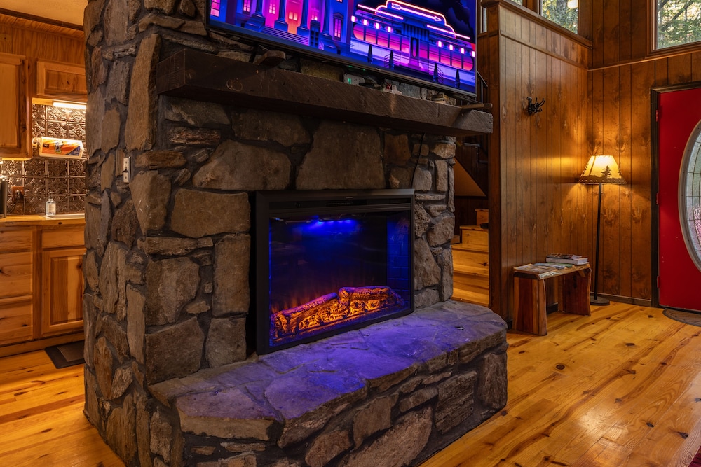 Bear Creek Lodge and Cabins in Helen Ga - Pet Friendly, River on Property, Walking Distance to downtown Helen