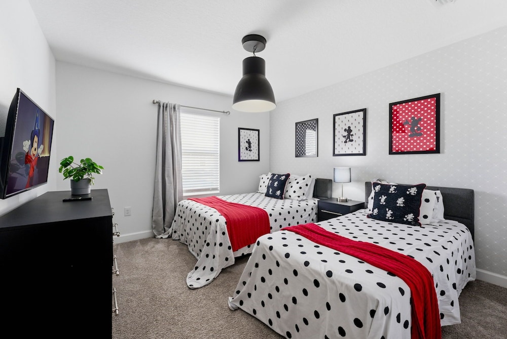 Chic 4BR Disney Retreat With Pool Mickey Rooms
