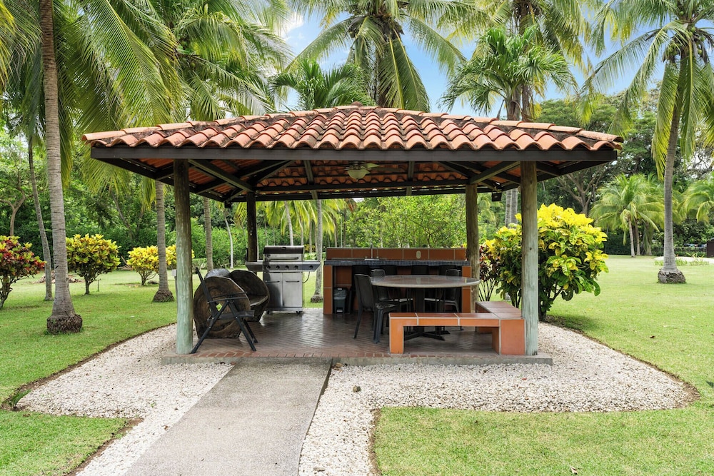 3-BD Home with Pool, Walk to Beach