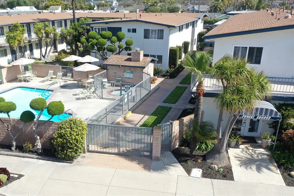 Beautiful 2 Bed Beach Condo #104 2 Bedroom Condo by RedAwning