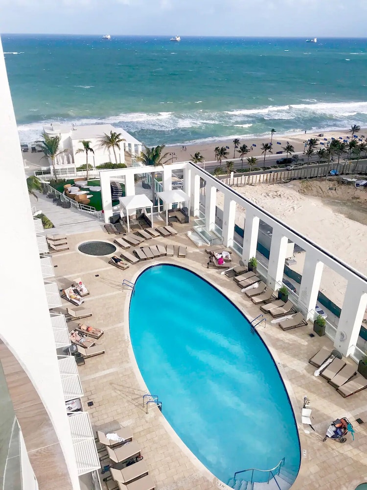 Chic Beachfront Bliss: Your Perfect 1 BR Retreat !