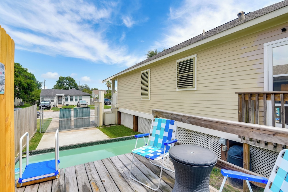 1/2 Mi to Galveston Beach Seawall: Retreat w/ Pool