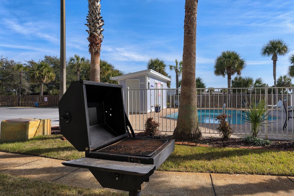Sand Castles West A4: Steps to Beach, Pools, Private Balcony & More!
