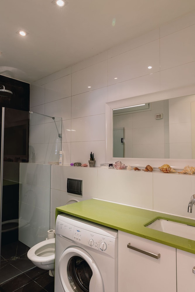 2Rooms Perfect Location 1Min to Beach