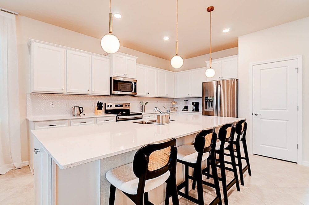 15807 Luxury 8 Bedroom Family Home With Game Room