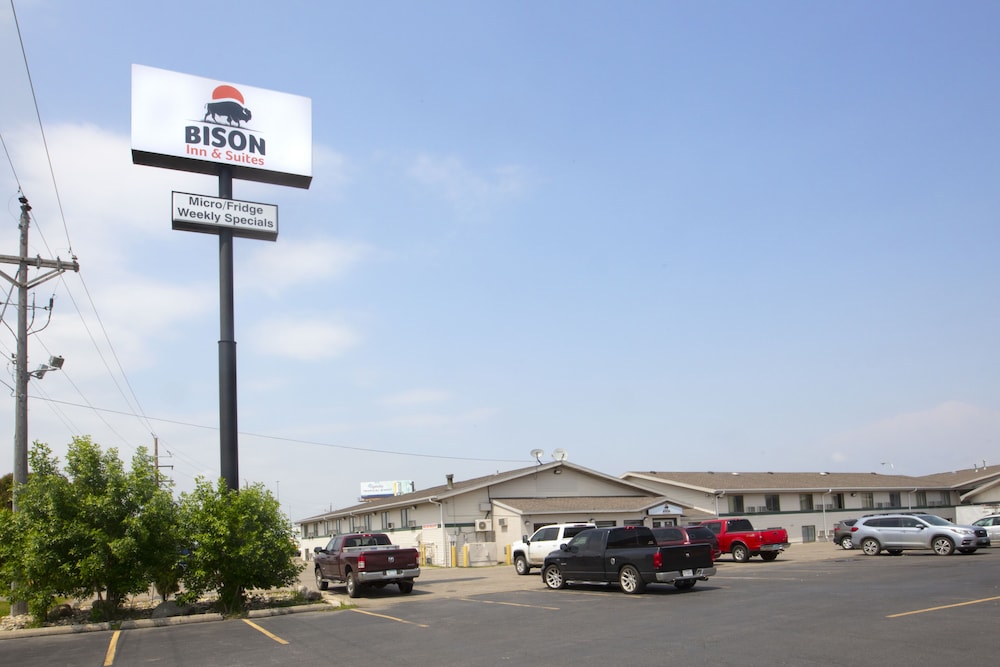Hotel Bison Inn and Suites - Image 1