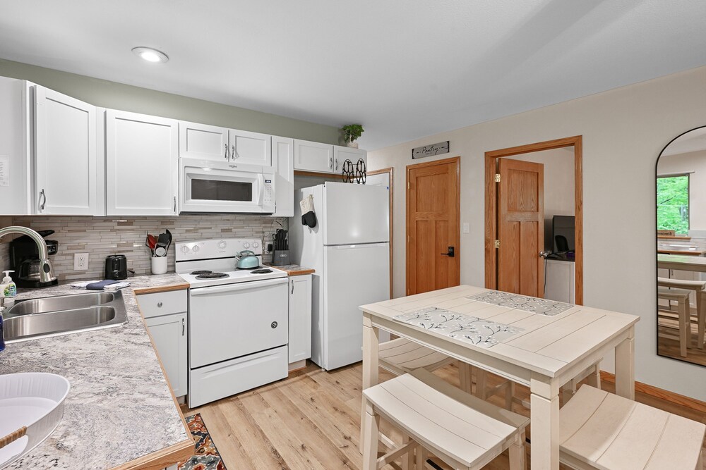 Mosinee Woodland Escape - Lower Suite