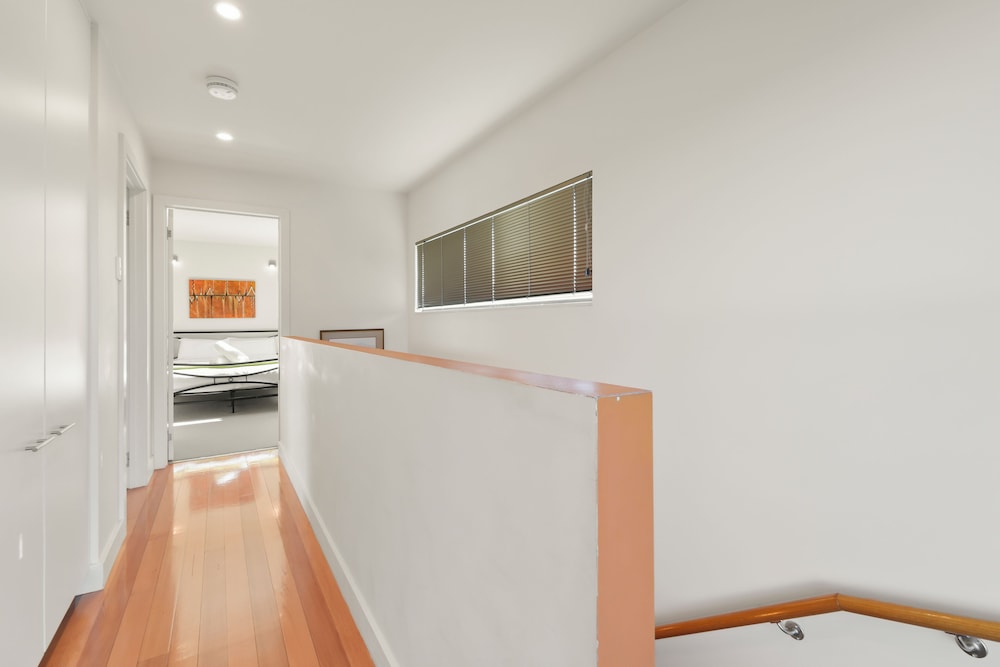 Waterfront Home - Gorgeous Views - 2 Bed