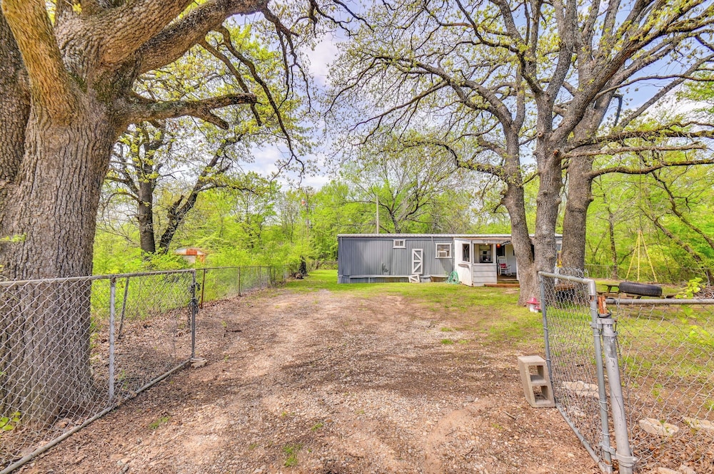 Fenced Yard: Quaint Cabin Near Lake Texoma!
