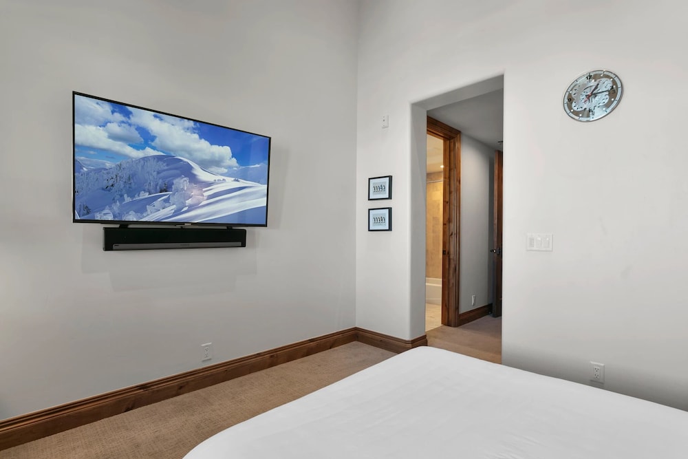 Grand Lodge - Four Bedroom #302 - Ski-in/ski-out 4 Condo