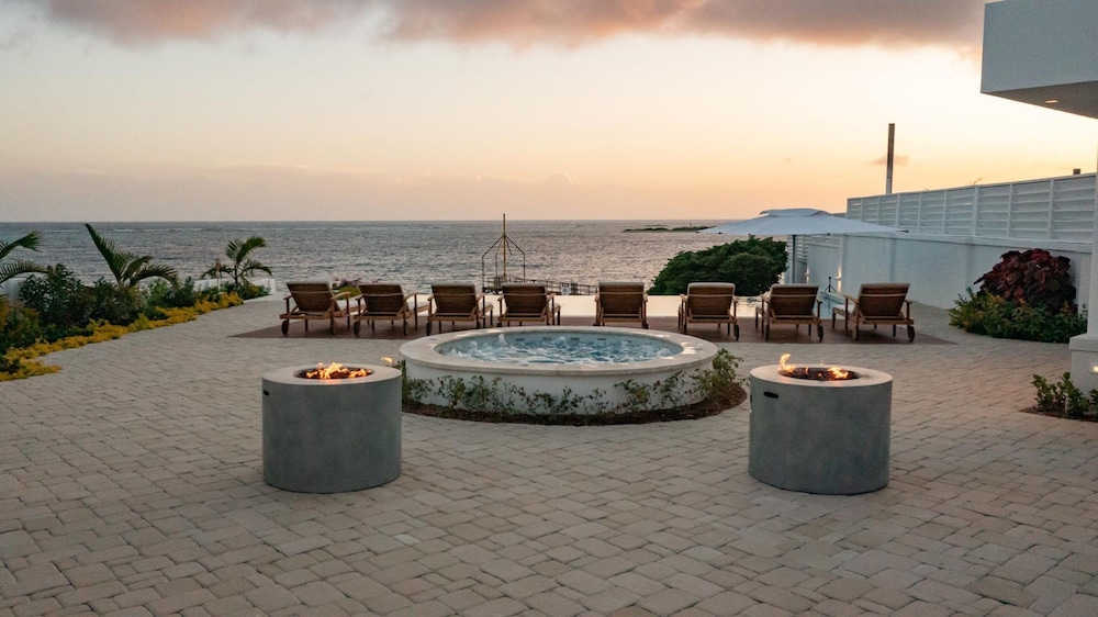 Beachfront Villa w Pool Sleeps 16 Dining Tub