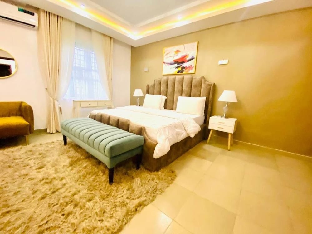 Shortlethomes- Renee's Luxury Apartments