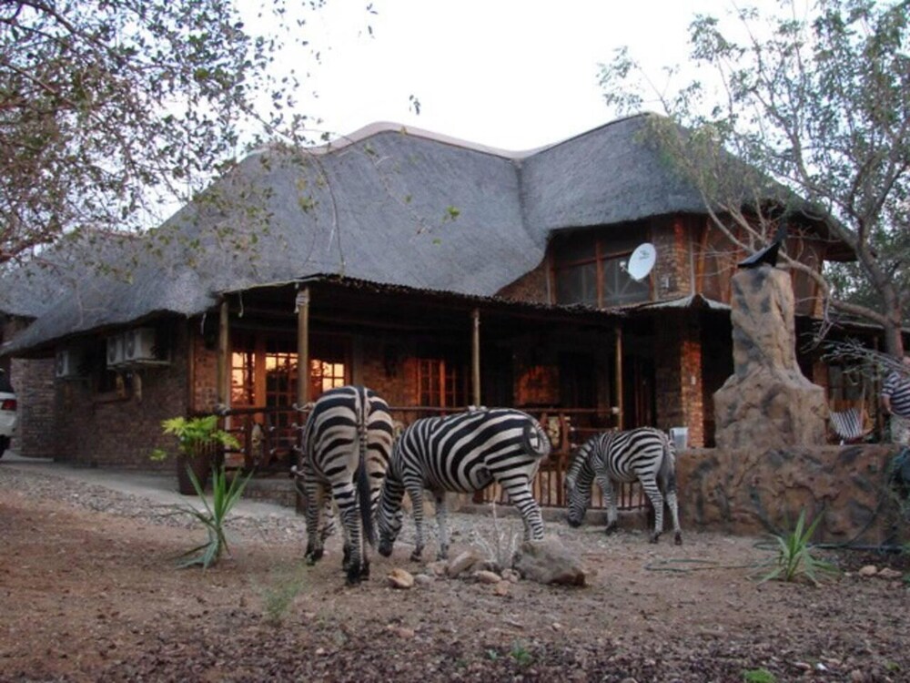Villa - Sleeps 10 - Pool - Patio - Housekeeping