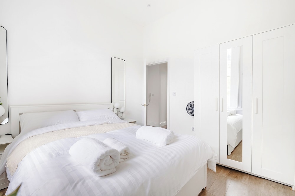 Luxury 4 Bedroom House in Central London