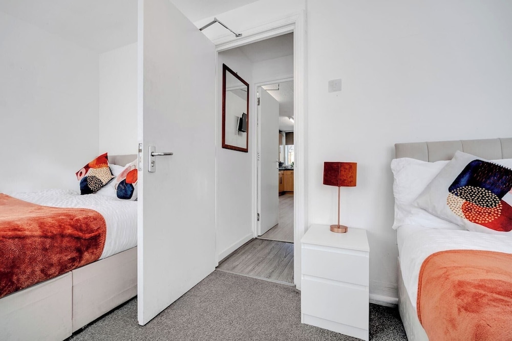 4 Bedrooms - Up To 14 Guests - Free Parking