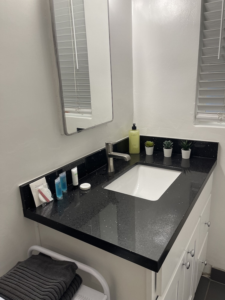 Hollywood Business Suites
