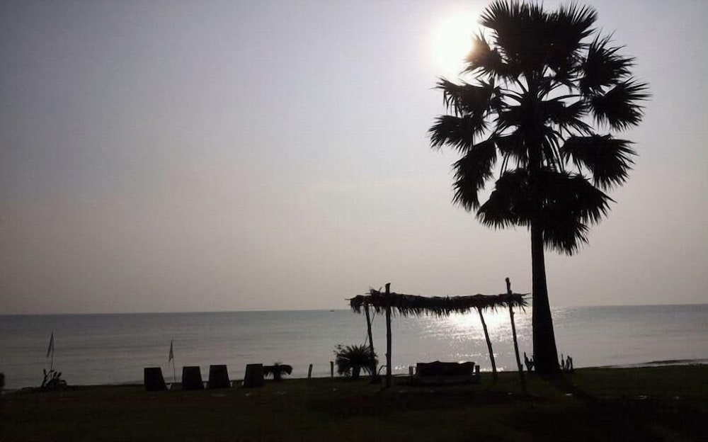 Hua Plee Lazy Beach
