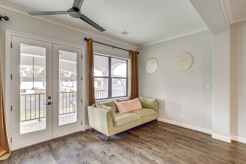 9 Mi to Downtown Houston: Spacious Group Getaway
