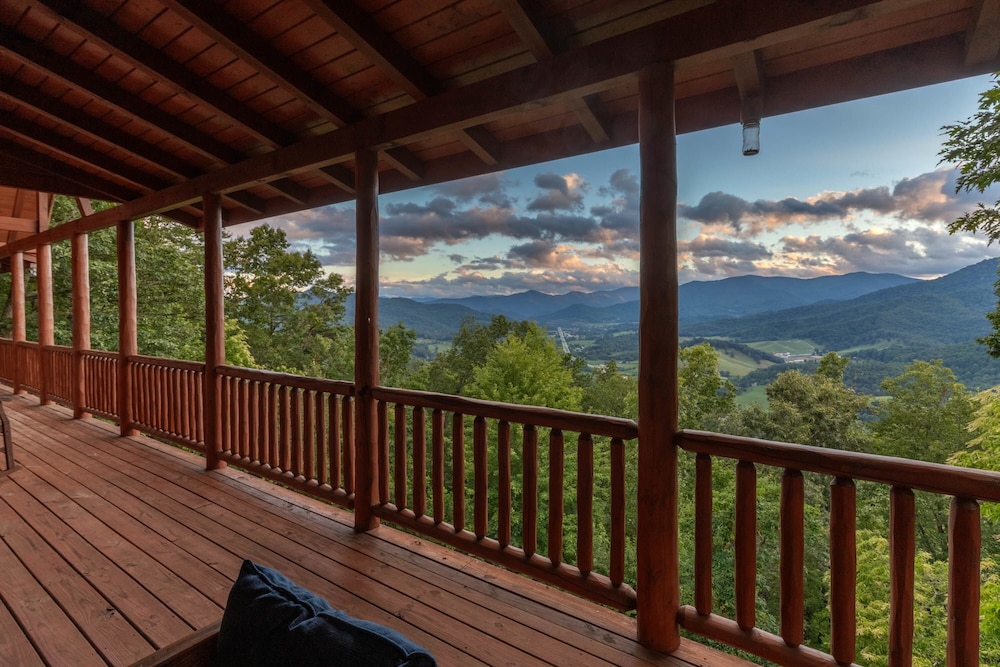 Luxury 4200 Sqft Log Cabin on 50 Acres Sleeps 16