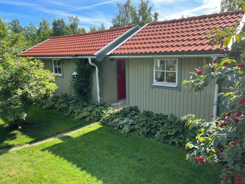 House with Hot Tub and Sauna 300 near the Lake