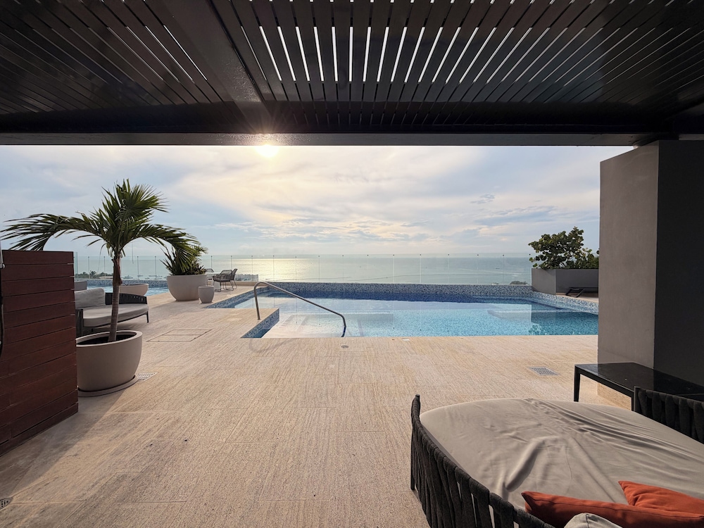 LUX 1 BDR OCEAN VIEW 1 BLOCK TO BEACH