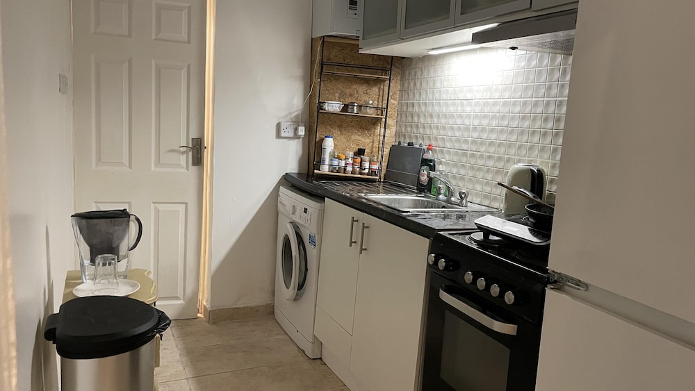 Lovely Flat Near Train Station and Central London