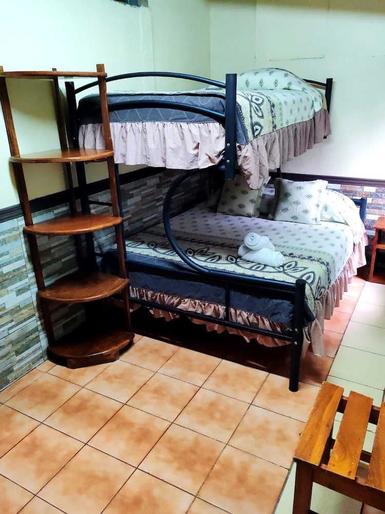 Cabinas El Pueblo - Hostel