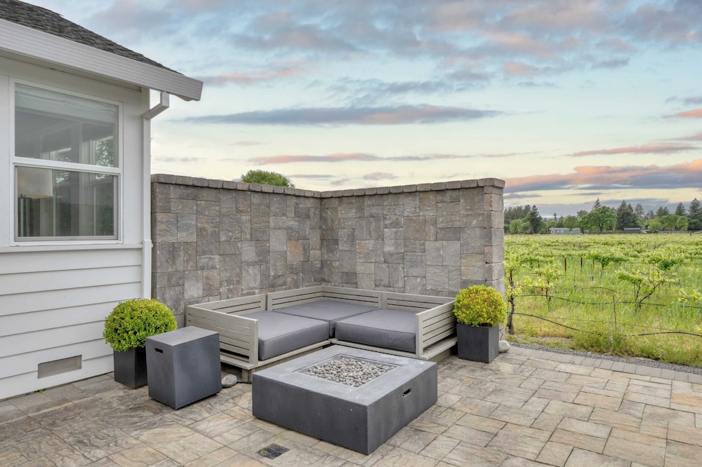 Chic Sonoma Oasis w/ Pool, Bocce, Hot Tub + Minutes to Downtown