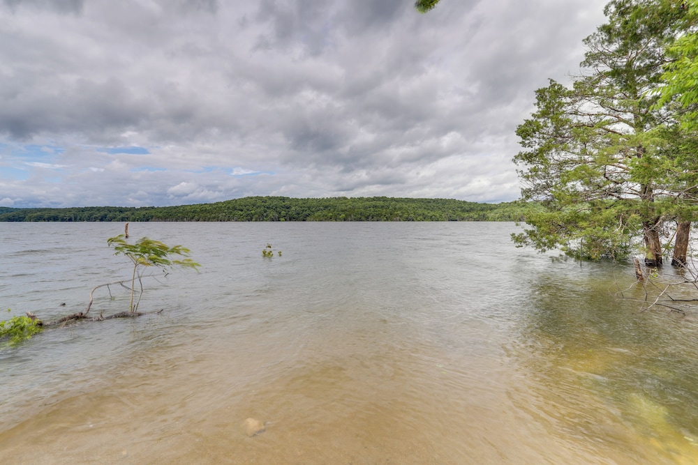 Norfork Lake Views: Home w/ Deck in Henderson
