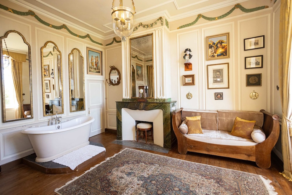 18th Century Ch Teau With Stunning Pool Gardens