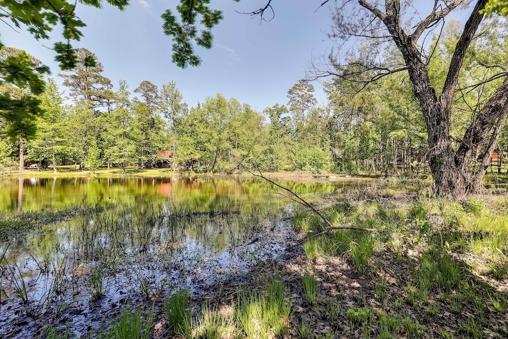 Pet-friendly Broken Bow Cabin w/ Fire Pit!