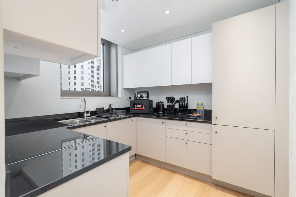 Bright and Airy 1-bedroom Apartment Perfect for 4 in Dubai Marina