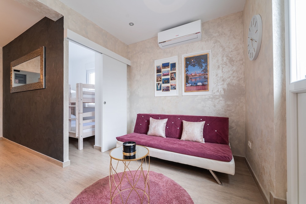 Studio Apartment with garden view 5
