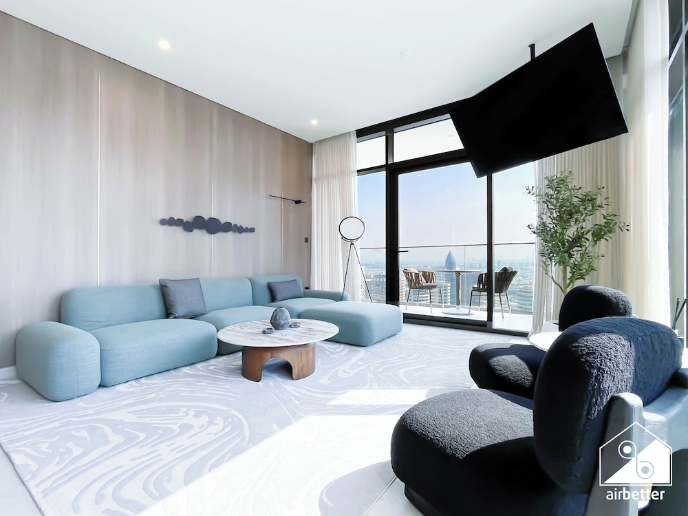 Luxurious 3BR Canal View Apartment Pool + Gym