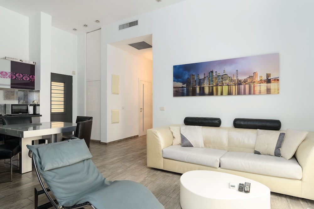 Family Apt & Private Garden near Beach by FeelHome