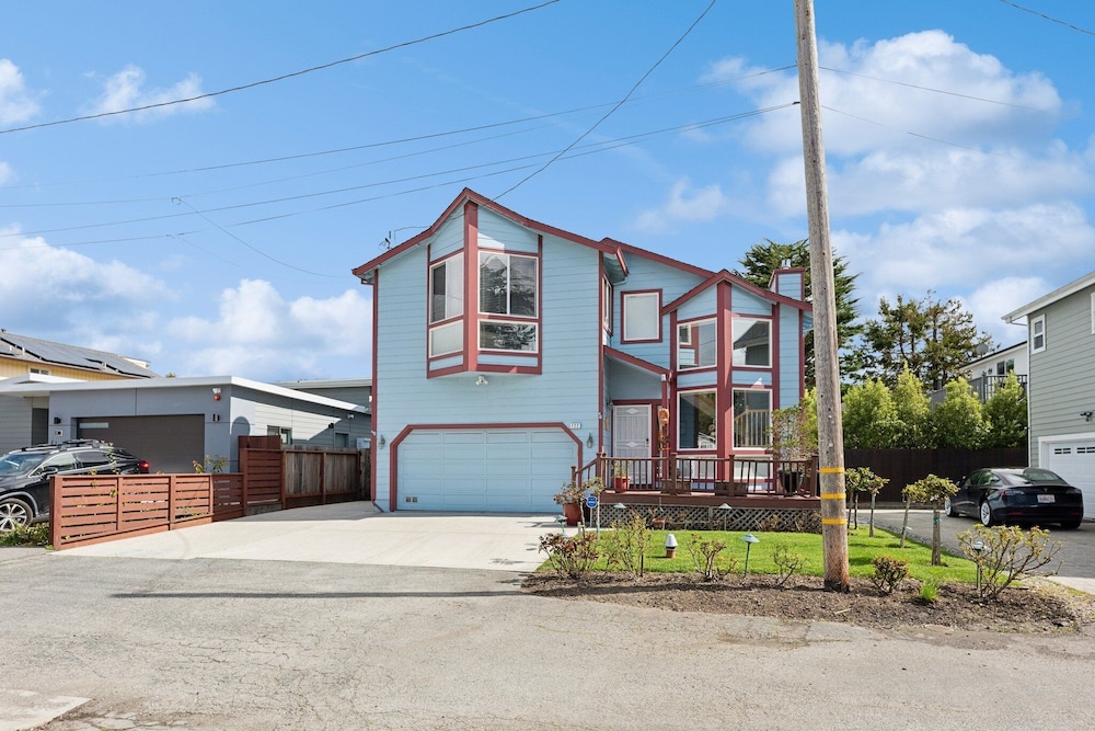 Coastal Getaway 5 Bedroom Home