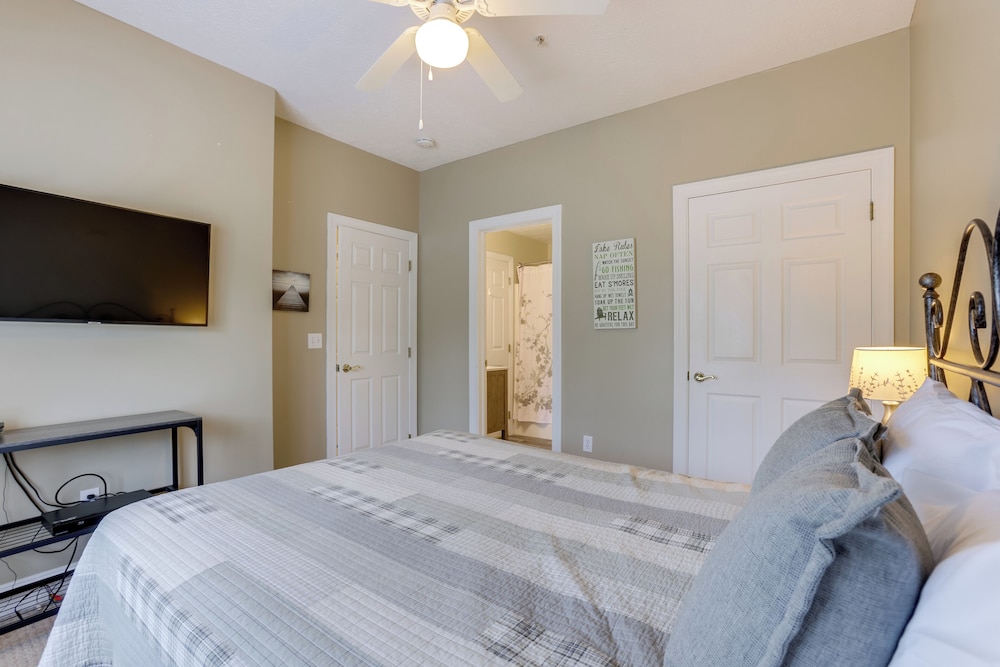 < Half-mi to Lake: Townhome w/ Hot Tub in Mchenry!