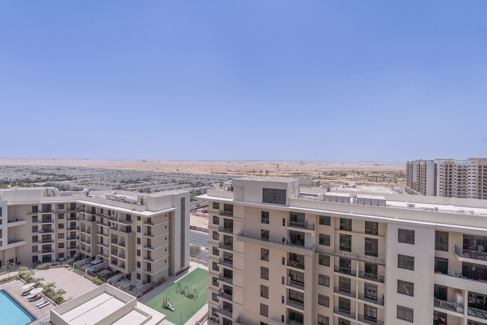 Stunning 1 BR With Pool View in Rawda Apartments