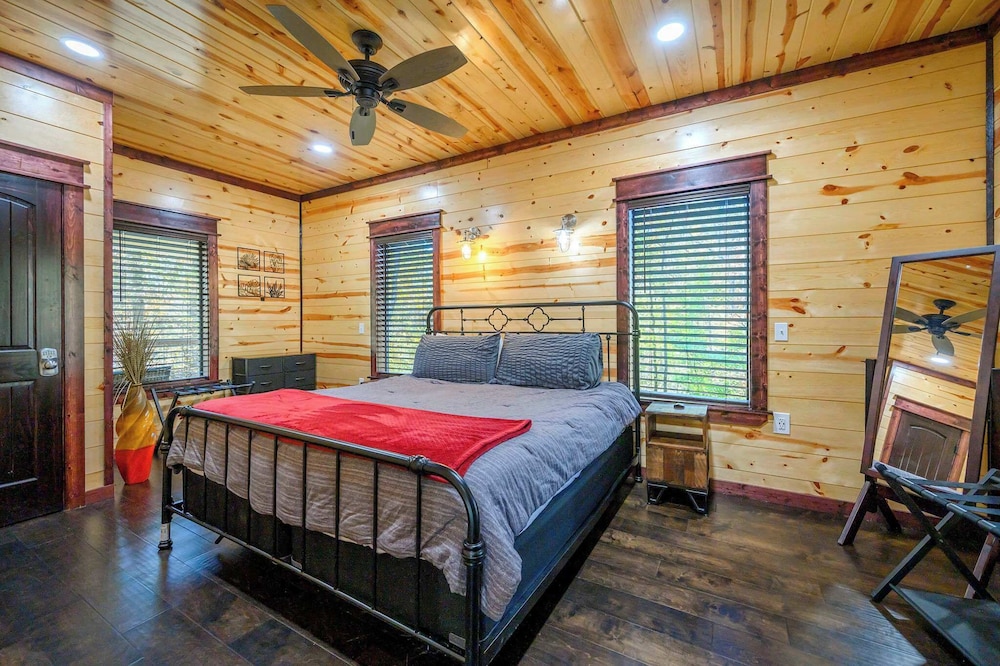 Feelin' Froggy Cabin for 11