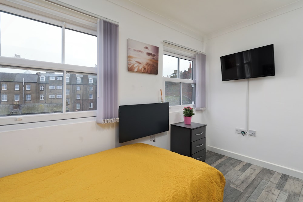 2 Bed Flat - Sleeps 4 - Wifi view 3