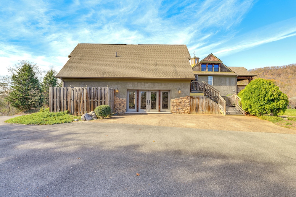 Private Hot Tub: 'bays View Lodge' in Kingsport!